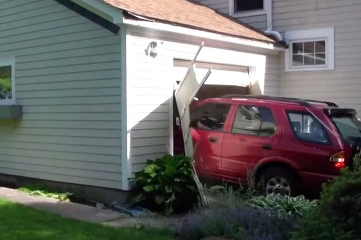Sfondare il garage in retro, il sogno coronato a 91 anni [Video]