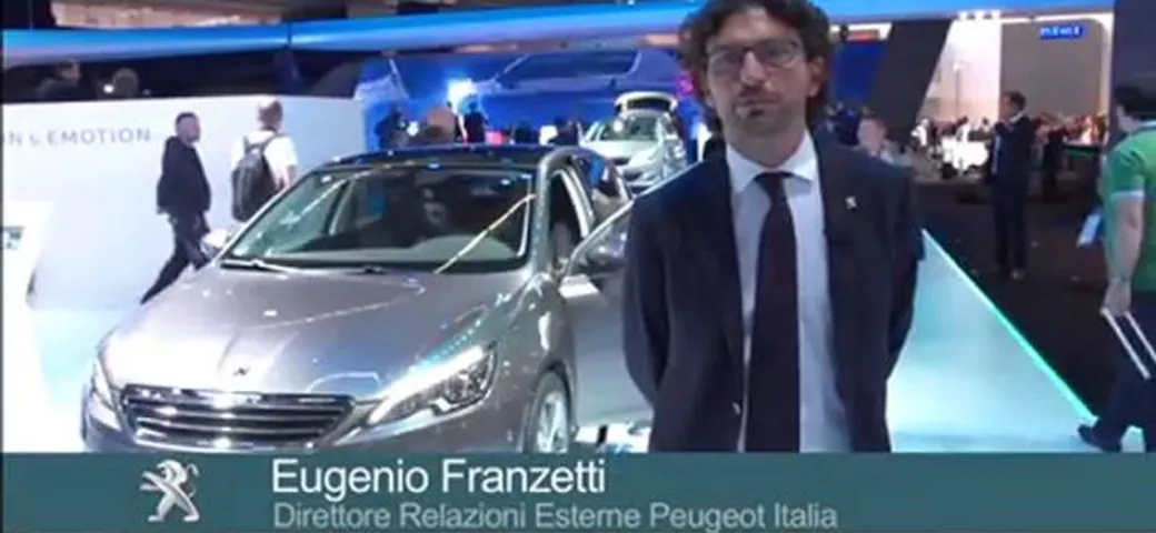 Mai rifornire parlando al telefonino. L'Epic Fail è dal benzinaio
