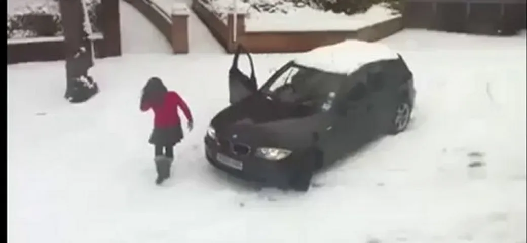Donne, motori e neve... una combinazione da Epic Fail