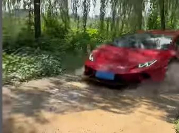 Lamborghini Huracán che gioca a fare la Sterrato | Video