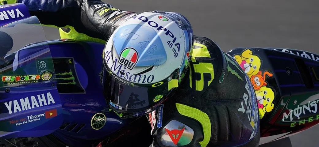 Rossi con il casco speciale 