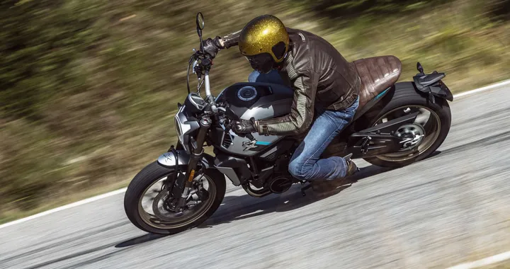 CFMoto 700CL-X Heritage arriva nei concessionari: foto, caratteristiche e prezzi
