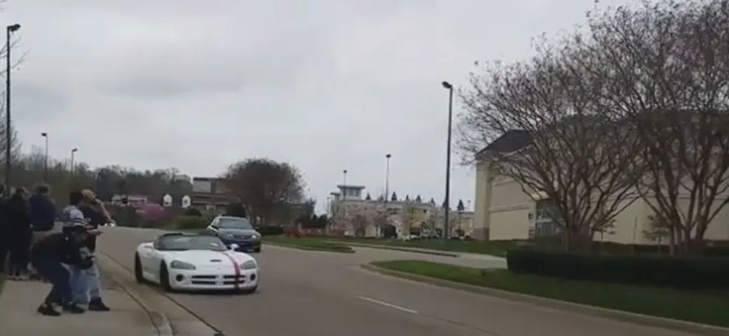 USA: lo schianto della Dodge Viper [Video]