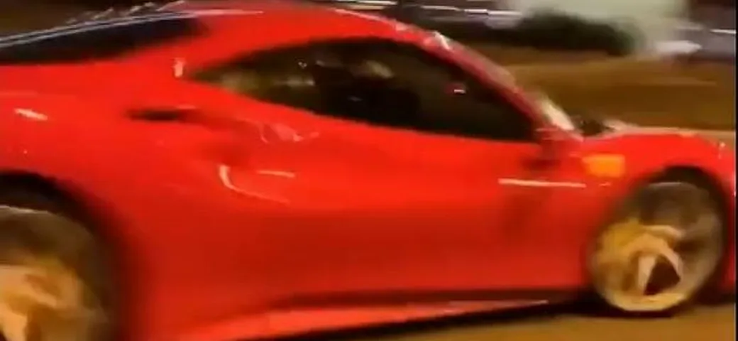 Ferrari 488 GTB impegnata nel drifting urbano [Video]