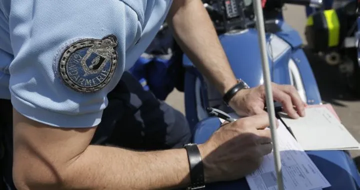 Per fare una multa gli agenti devono essere in uniforme