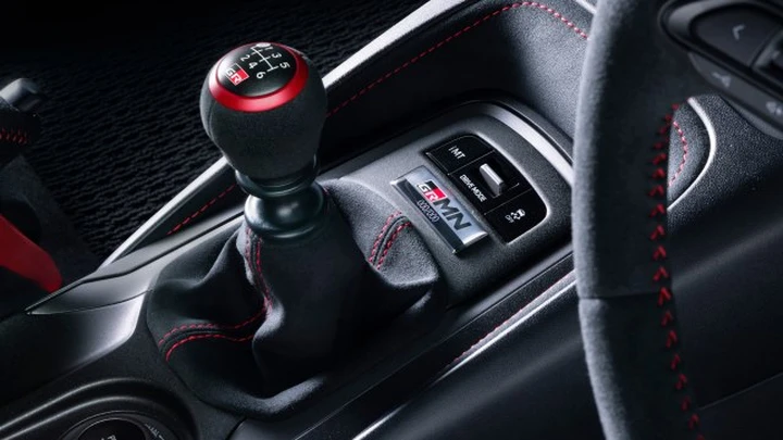 Toyota, le auto elettriche potranno spegnersi se sbagli a usare il cambio