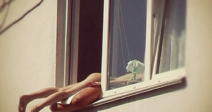 Prende il sole nuda e causa un incidente. Ma è tutta una bufala