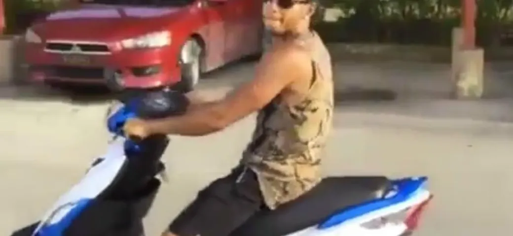 Lewis Hamilton sgomma con lo scooter [Video]