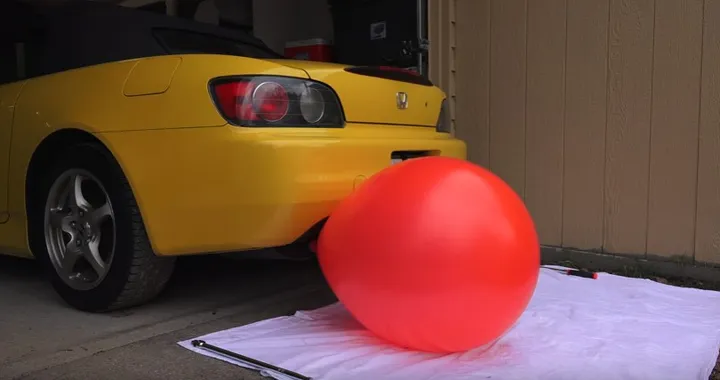Gonfiare palloncini con un’auto [Video]