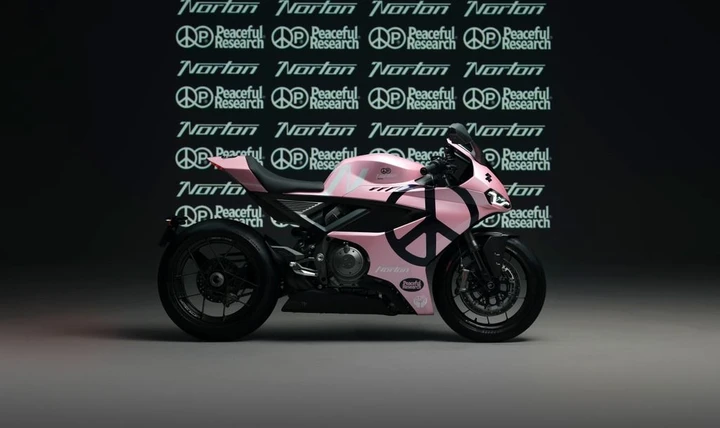 Norton Manx R diventa un’opera d’arte: rosa e asimmetrica