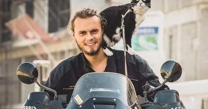 In moto dalla Germania fino a Dubai...insieme alla sua gatta