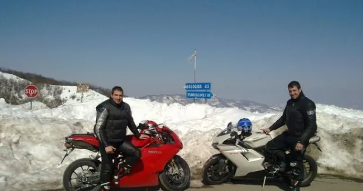 Foto del giorno: due Ducatisci sul Passo della Raticosa