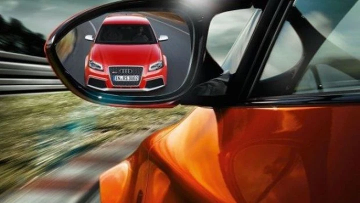 Hot hatch estreme: Audi RS3 contro BMW 1M