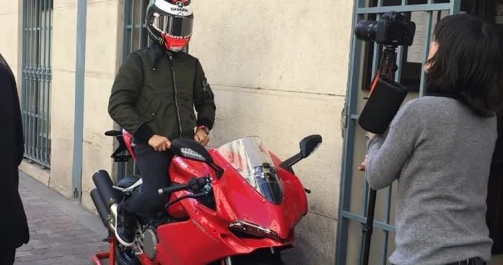 Jorge Lorenzo pizzicato a Madrid su una 959 Panigale