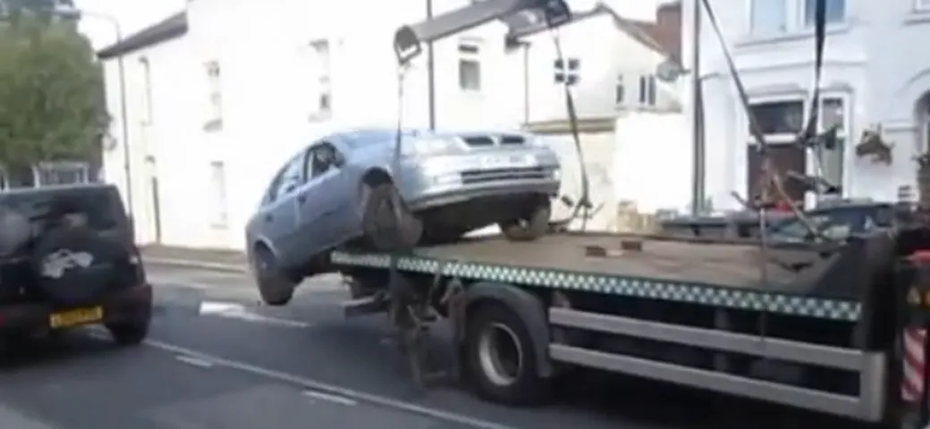 Gli sequestrano la macchina? Scappa a marcia indietro giù dal carro attrezzi