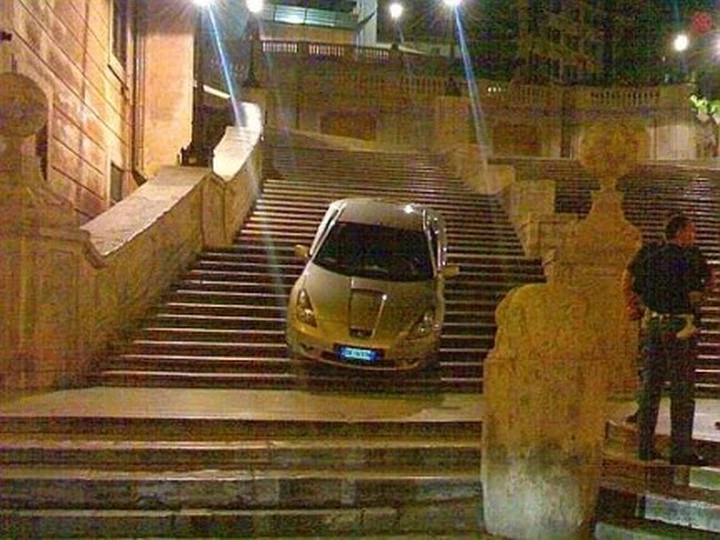 In auto sulle scale di Trinità dei Monti