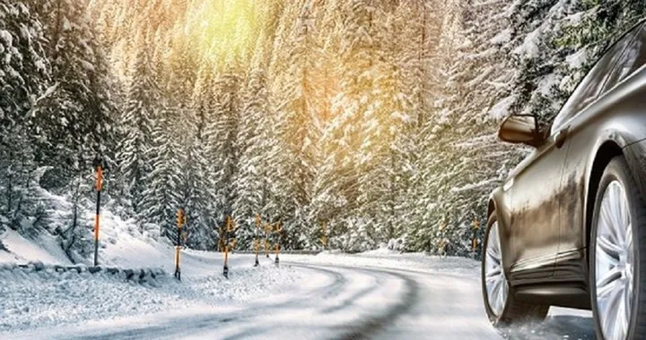 Come guidare d’inverno: tecniche di guida e frenata