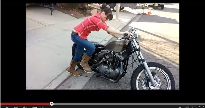 Epic Fail: Ragazza cerca di mettere in moto una Harley [Video]