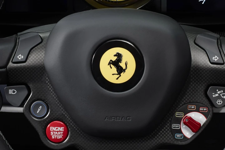Chi disegnò il logo Ferrari?