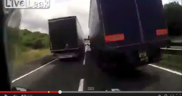 Epic Fail: quando la moto si infila tra due camion [Video]