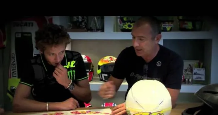 MotoGP, Mugello: il 'making of' del casco speciale di Rossi /video