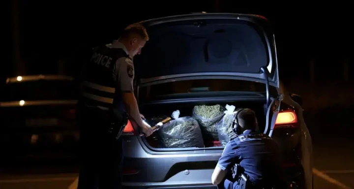 Uomo arrestato per video a 230 km/h e con 120 kg di cannabis
