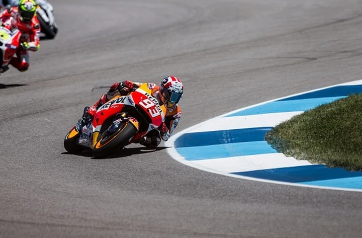 MotoGP Indianapolis 2015: Marquez trionfa dopo un lungo duello con Lorenzo, rimonta e terzo posto per Rossi