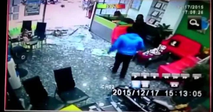 Tizio piomba in ufficio con la sua moto