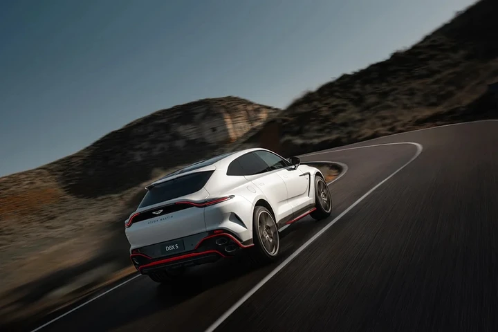 Aston Martin DBX S, il SUV da 727 CV arriva a Singapore: costa quasi un milione