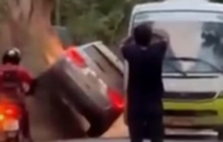 La Jeep Compass cappotta dopo una manovra folle [Video]