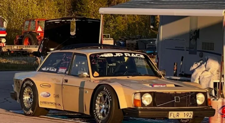 Volvo 240 con motore Lamborghini V10 biturbo: vola a 221 km/h in 200 metri