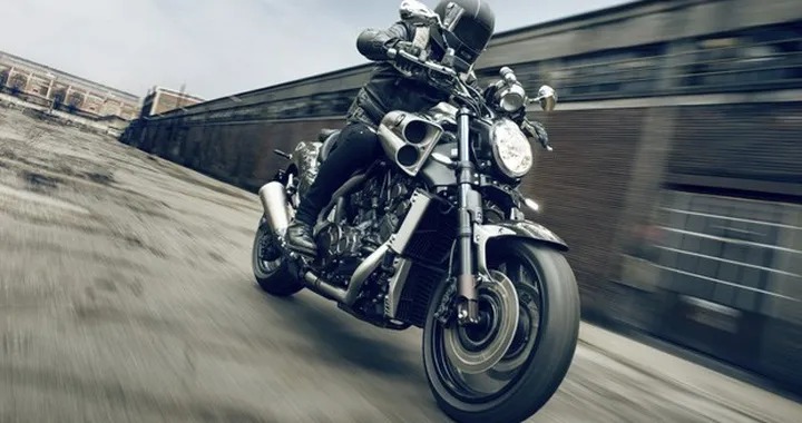 Yamaha VMAX Carbon Special Edition 2015 [Foto e Video]