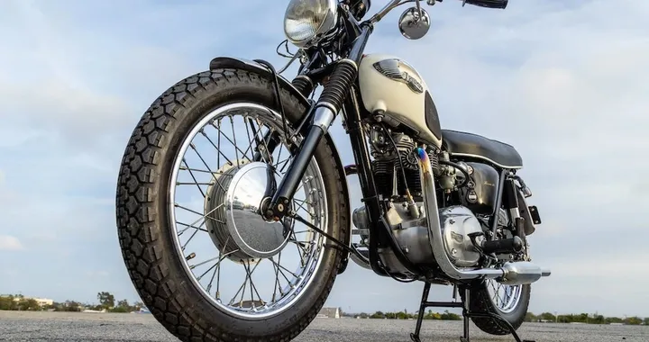Triumph Bonneville T120R 1966: un pezzo di storia in vendita per una causa benefica