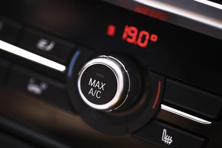 Climatizzatore auto in estate, i 6 errori che fanno consumare di più