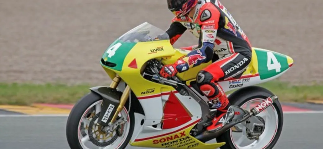 Stefan Bradl guida la Honda 250 del padre Helmut, in bilico il rinnovo con LCR