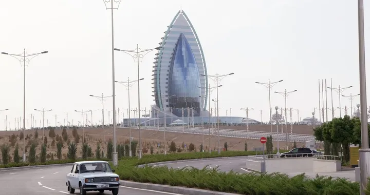 Perché nella capitale del Turkmenistan circolano solo auto bianche
