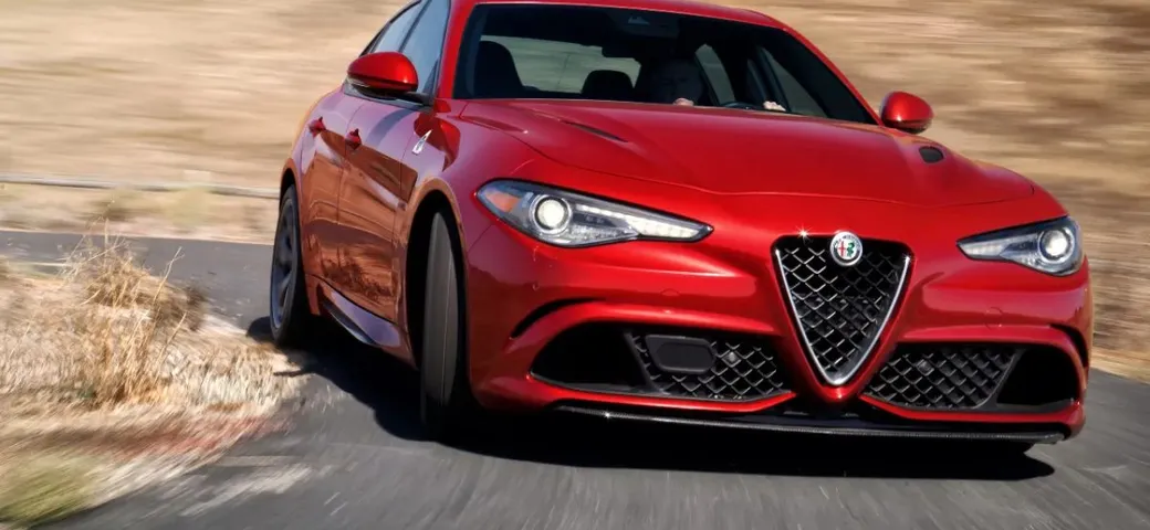 Inseguimento ad alta velocità a Los Angeles: Alfa Romeo Giulia sfugge alla polizia