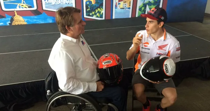 Rainey: "Viñales mi somiglia". E dona il casco a Marquez