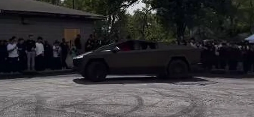 Con la Tesla Cybertruck colpisce la folla nel tentativo di un donut al contrario