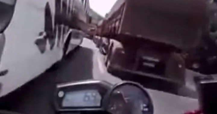 Motociclista folle nella roulette stradale [Video]