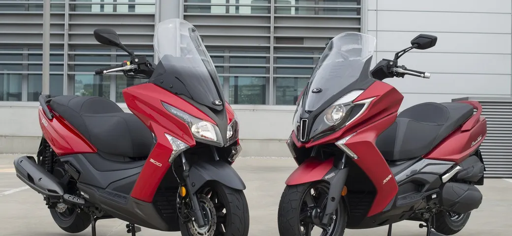 Kymco X-Town 300i ABS e Downtown 350i ABS E4 si vestono di rosso