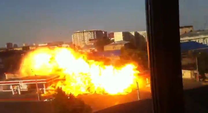 A Macha?kala (Daghestan) esplode un distributore di benzina. Il video completo
