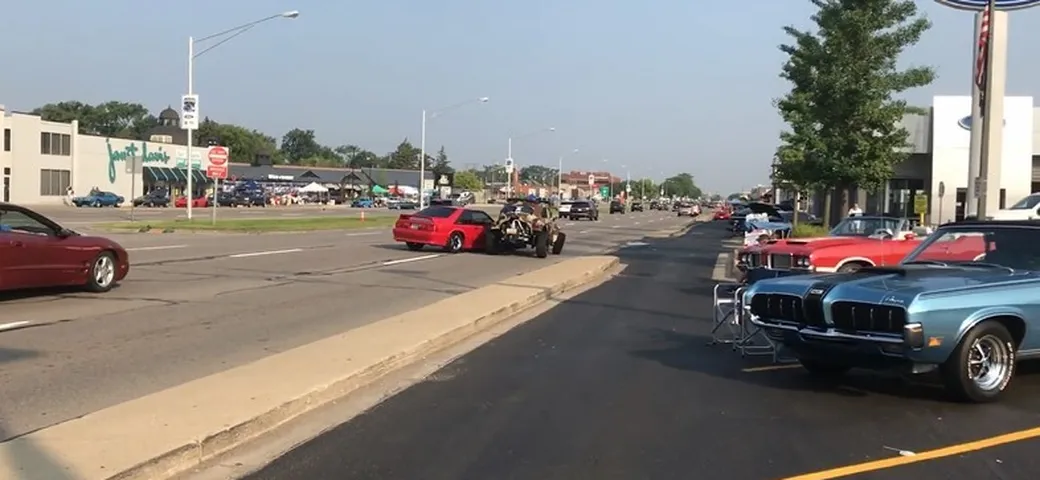 Mustang e Maggiolino si schiantano dopo un raduno [Video]