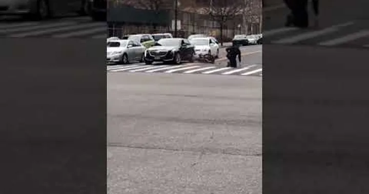 Incidente in moto: poliziotto cade all'incrocio