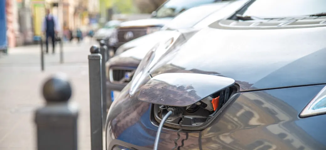 Auto elettrica in difficoltà: 3 su 10 pronti a tornare all'endotermico