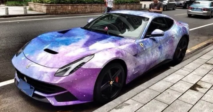 Il cielo stellato è sulla carrozzeria. L'ultima moda fra gli amanti delle elaborazioni