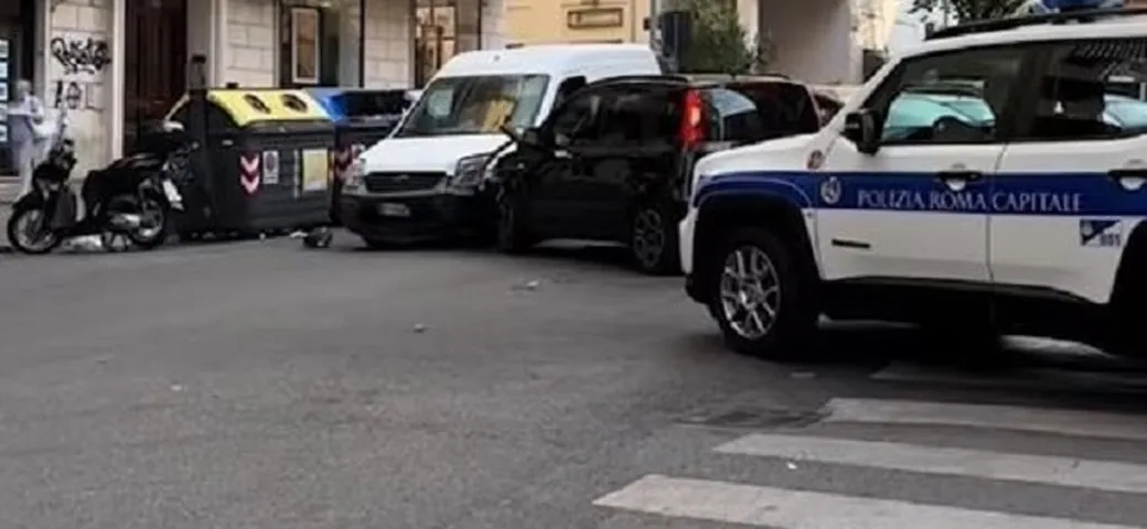 Buca il rosso e scappa dalla Polizia locale: causa un incidente