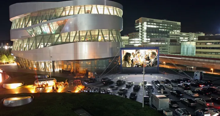 Mercedes-Benz Museum: rinasce il cinema drive-in