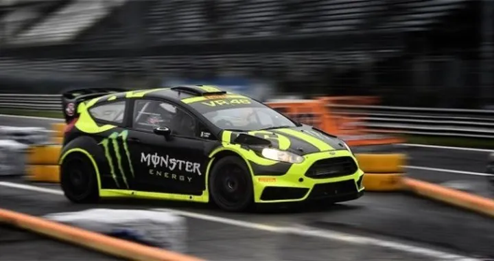 Valentino Rossi: quattro ruote o due, è lui lo ... “show”