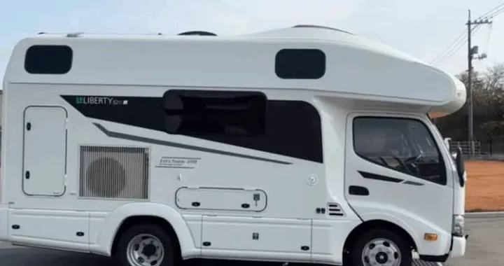 Questo camper è lungo appena 5,23 metri, ma a bordo ci stanno 8 persone